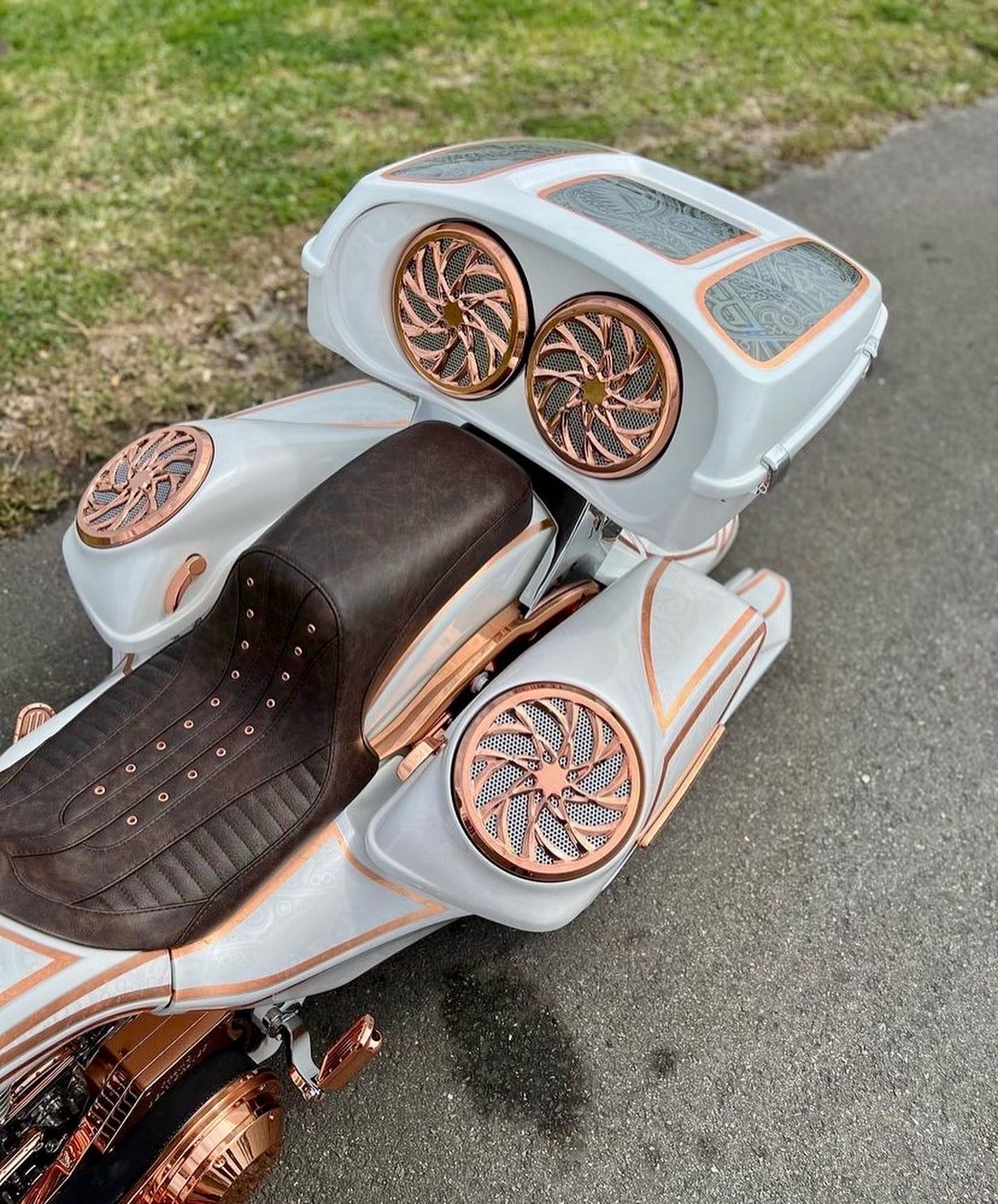 Custom rear audio system and rose-gold speaker grilles