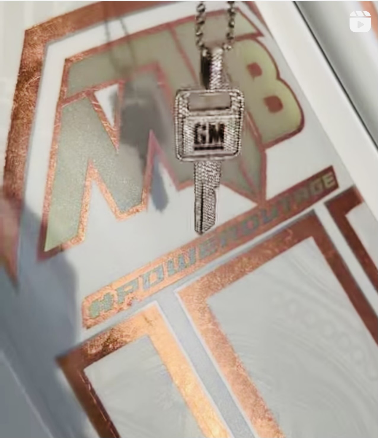 Luxury key pendant against POWER OUTAGE paintwork