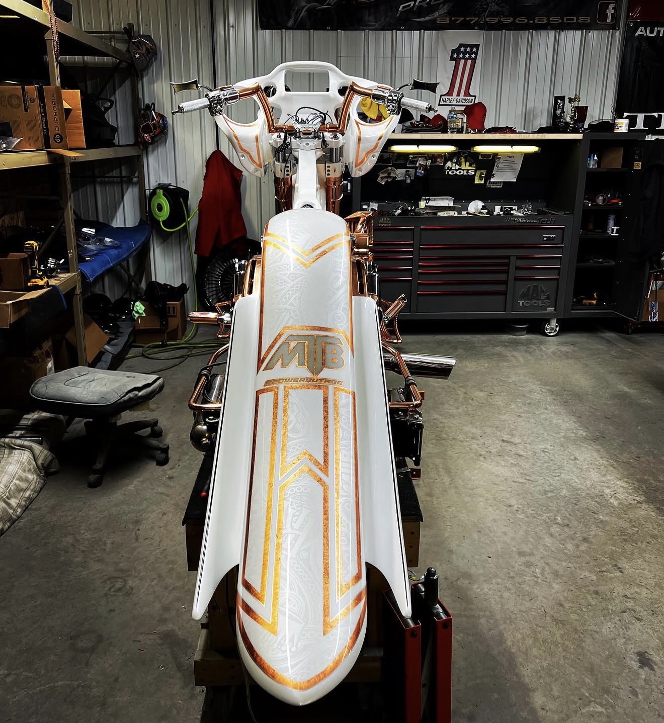 Pearl-white rear bodywork with MTB graphics